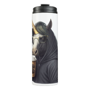 Ein Einhorn mit einer Kapuze trinkt einen Kaffee. Thermosbecher