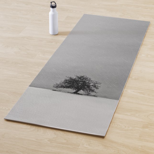 Ein einsamer Baum in schwarz-weiß Yogamatte (Beispiel)
