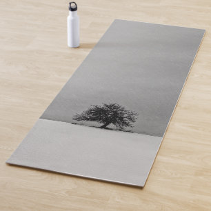 Ein einsamer Baum in Schwarzweiß Yogamatte