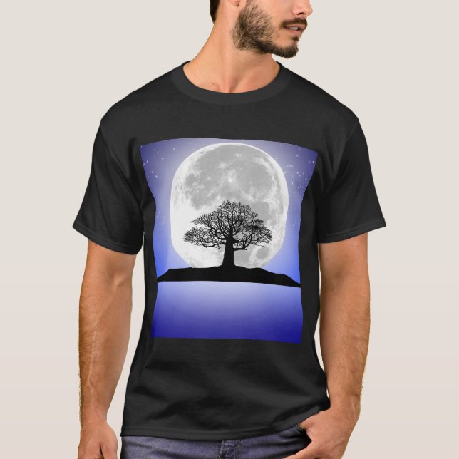 Ein einsamer, blättriger Baum in einer Vollmondnac T-Shirt (Vorderseite)