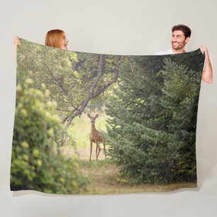 Ein einsamer Hirsch Fleecedecke