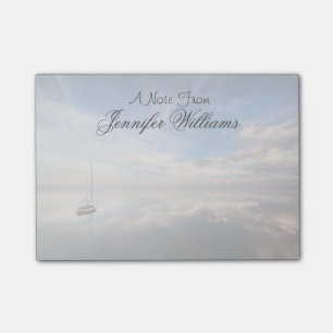 Ein einsames Segelboot in den ruhigen Gewässern v Post-it Klebezettel