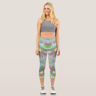 Ein einzigartiges, vielfarbiges Oberteil mit Stoff Capri Leggings
