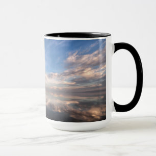 Ein einziges Segelboot auf dem ruhigen Wasser von Tasse