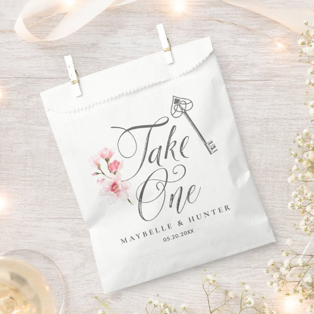 Ein elegantes Script Vintag Key & Florals Geschenktütchen (Ausgeschnitten)