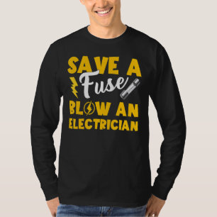 Ein elektrischer Vater rette eine Sicherung. T-Shirt