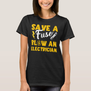 Ein elektrischer Vater rette eine Sicherung. T-Shirt