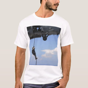 Ein explosiver Sanitäter T-Shirt