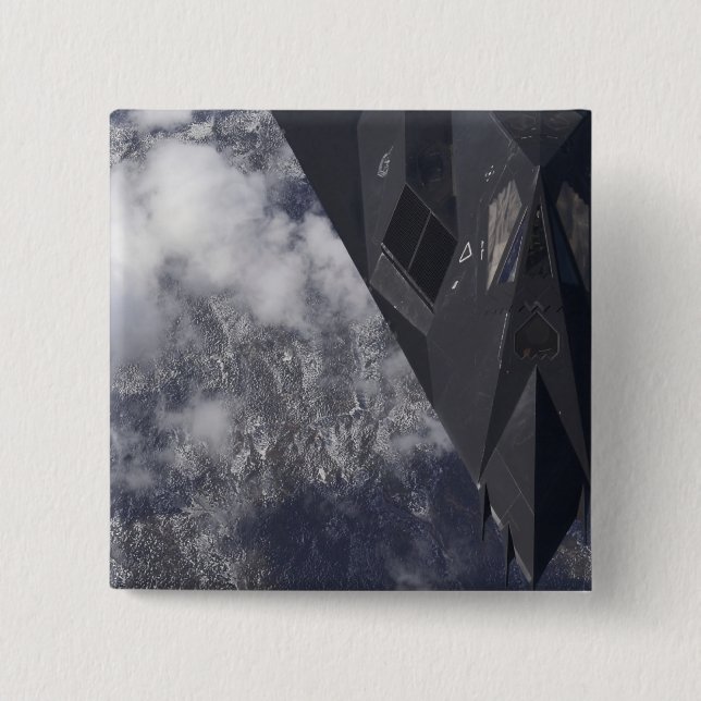 Ein F-117A-Nachtwächter fliegt hoch über dem Berg Button (Vorderseite)