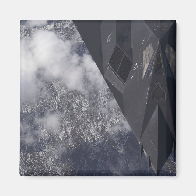 Ein F-117A-Nachtwächter fliegt hoch über dem Berg Magnet (Vorne)