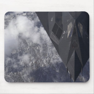 Ein F-117A-Nachtwächter fliegt hoch über dem Berg Mousepad