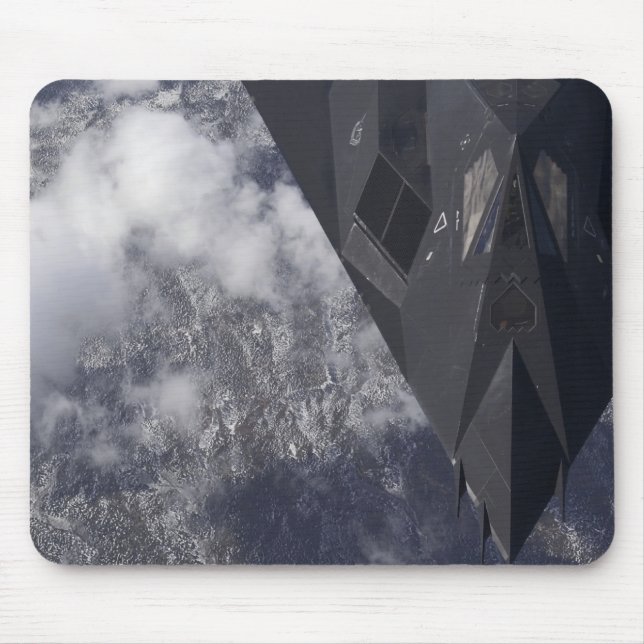 Ein F-117A-Nachtwächter fliegt hoch über dem Berg Mousepad (Vorne)