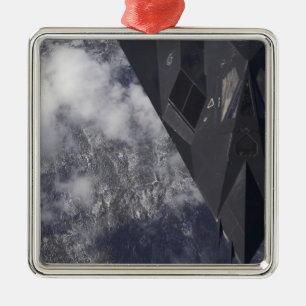 Ein F-117A-Nachtwächter fliegt hoch über dem Berg Ornament Aus Metall