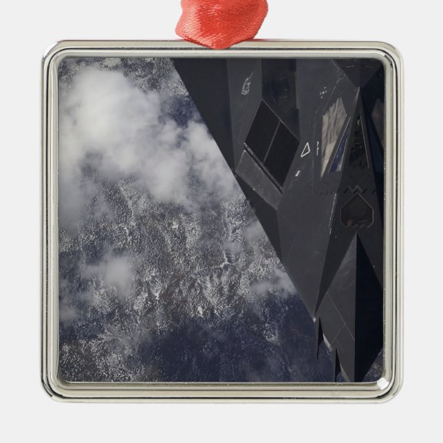 Ein F-117A-Nachtwächter fliegt hoch über dem Berg Ornament Aus Metall (Vorne)