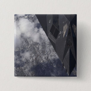 Ein F-117A Nighthawk fliegt hoch über das mountai Button