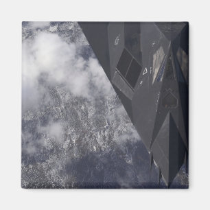Ein F-117A Nighthawk fliegt hoch über das mountai Magnet