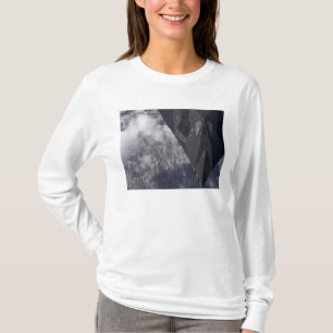 Ein F-117A Nighthawk fliegt hoch über das mountai T-Shirt