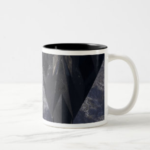 Ein F-117A Nighthawk fliegt hoch über das mountai Zweifarbige Tasse