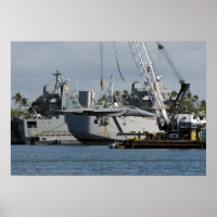 Ein F-15 Adler bekommt einen Aufzug von einem Kran