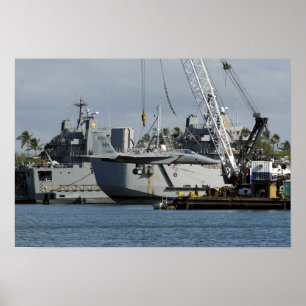 Ein F-15 Adler bekommt einen Aufzug von einem Kran Poster