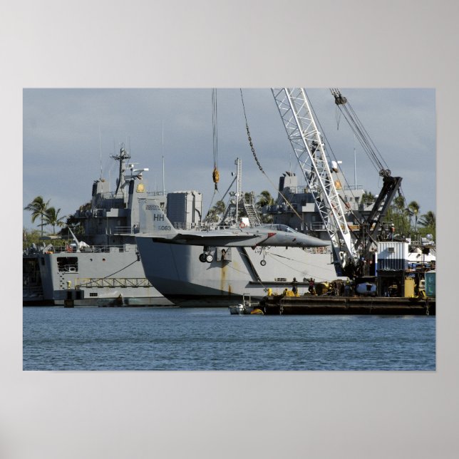 Ein F-15 Adler bekommt einen Aufzug von einem Kran Poster (Vorne)