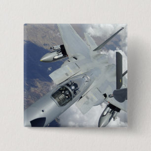 Ein F-15 Adler zieht von einem KC-135 weg Button