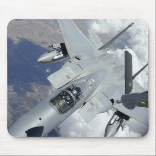 Ein F-15 Adler zieht von einem KC-135 weg Mousepad
