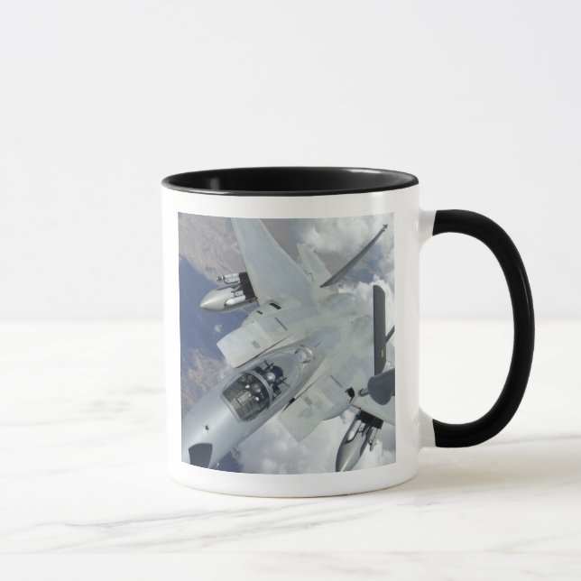 Ein F-15 Adler zieht von einem KC-135 weg Tasse (Rechts)