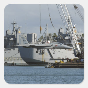 Ein F-15 Eagle erhält einen Aufzug von einem Quadratischer Aufkleber