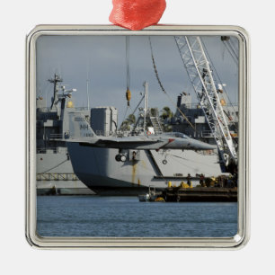 Ein F-15 Eagle erhält einen Aufzug von einem Silbernes Ornament