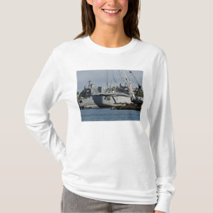 Ein F-15 Eagle erhält einen Aufzug von einem T-Shirt