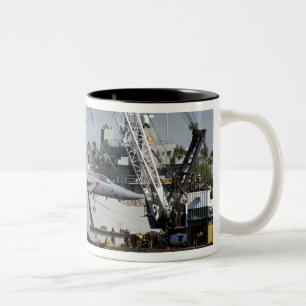 Ein F-15 Eagle erhält einen Aufzug von einem Zweifarbige Tasse