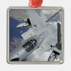 Ein F-15 Eagle Züge weg von einem KC-135 Silbernes Ornament