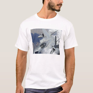 Ein F-15 Eagle Züge weg von einem KC-135 T-Shirt