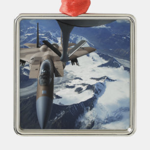 Ein F-15C Eagle Flugzeug sitzt hinter einem Silbernes Ornament