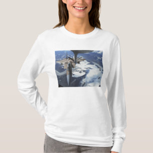 Ein F-15C Eagle Flugzeug sitzt hinter einem T-Shirt