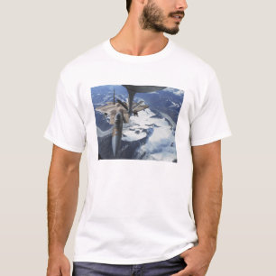 Ein F-15C Eagle Flugzeug sitzt hinter einem T-Shirt