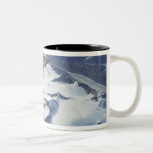 Ein F-15C Eagle Flugzeug sitzt hinter einem Zweifarbige Tasse