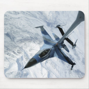 Ein F-16 Aggressor sitzt in Kontaktposition Mousepad