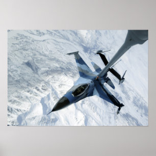 Ein F-16 Aggressor sitzt in Kontaktposition Poster