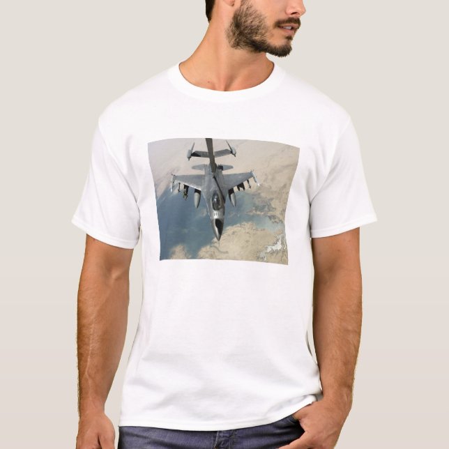 Ein F-16-Kämpffalken schürt T-Shirt (Vorderseite)