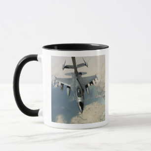 Ein F-16-Kämpffalken schürt Tasse