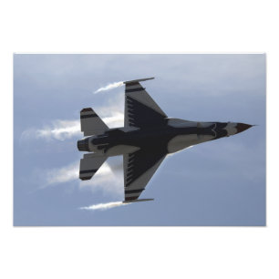 Ein F-16-Kampffalken zieht hohe Gs Fotodruck