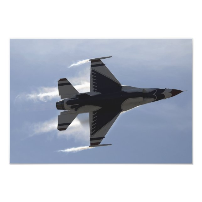 Ein F-16-Kampffalken zieht hohe Gs Fotodruck (Vorne)