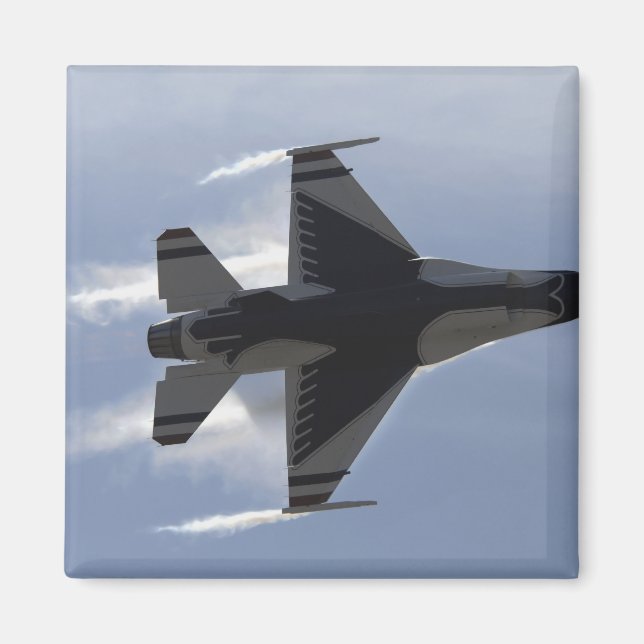 Ein F-16-Kampffalken zieht hohe Gs Magnet (Vorne)