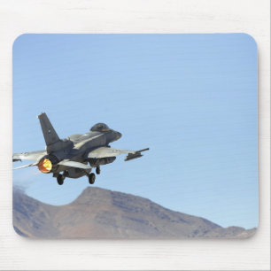 Ein F-16E von Arabische Emirate Mousepad
