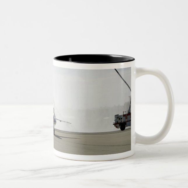 Ein F-18-Flugzeug Zweifarbige Tasse (Rechts)