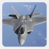 Ein F-22 Raptor bewegt sich in Position, um f 2 zu
