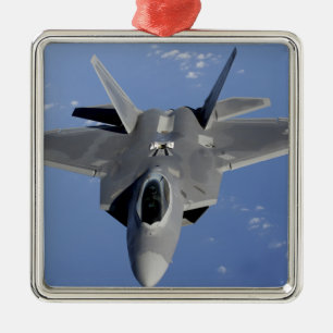 Ein F-22 Raptor bewegt sich in Position, um f 2 zu Silbernes Ornament