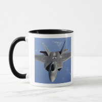 Ein F-22 Raptor bewegt sich in Position, um f 2 zu